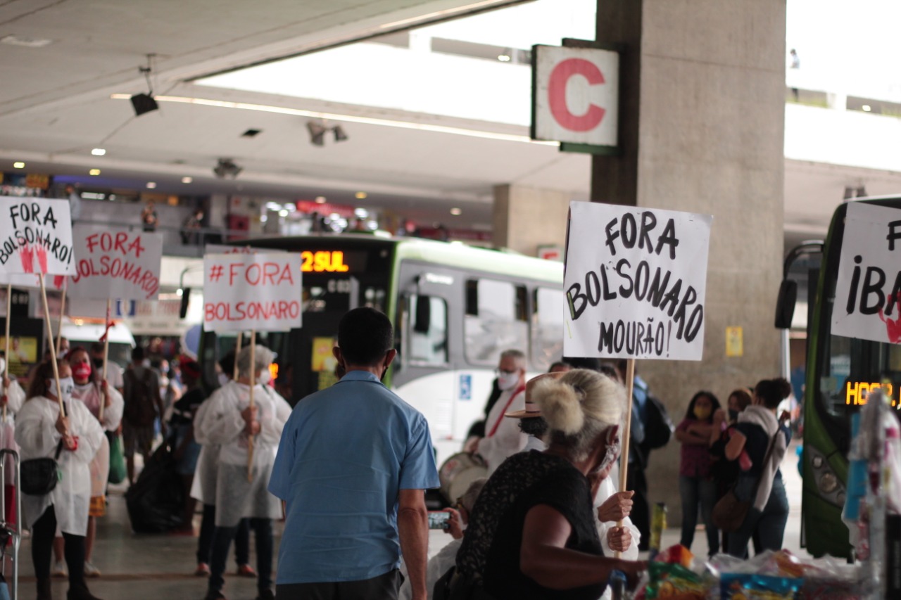 Ativistas Realizam Cortejo F Nebre Em Protesto Pela Defesa Do Sus E